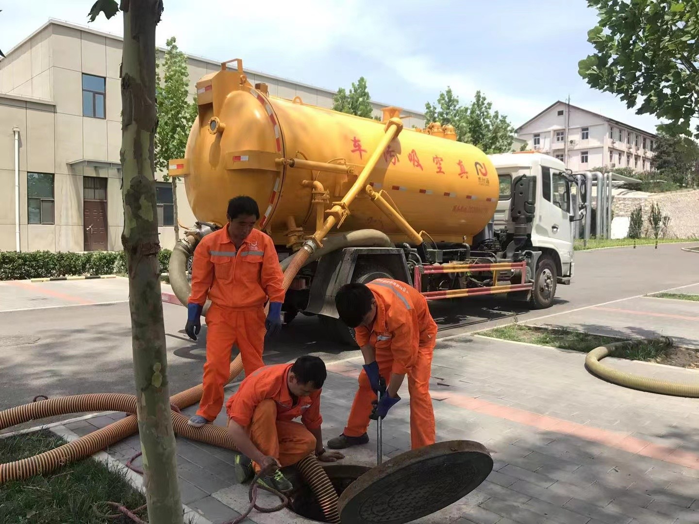 和平化粪池清理与5-8吨吸粪车施工效率分析